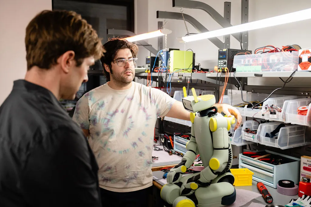 Amazon щойно придбав стартап, що створює гуманоїдних роботів розміром з дитину