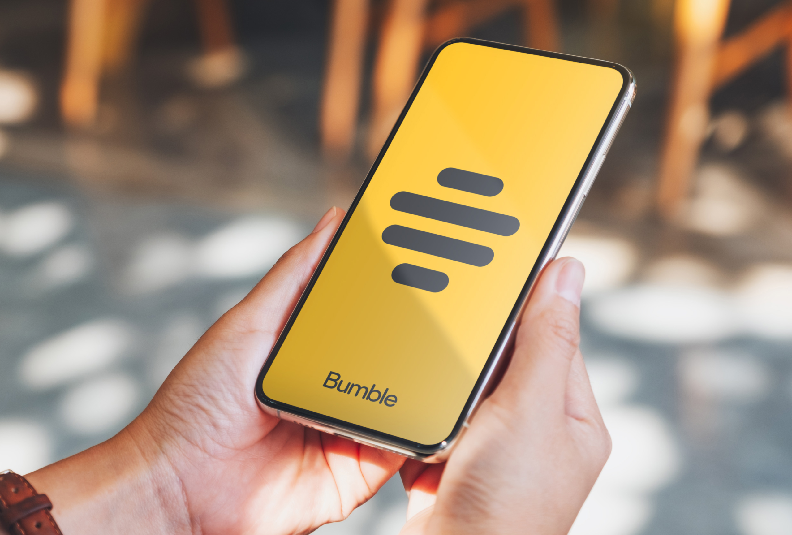 Bumble представляє ШІ-помічника для знайомств під назвою «Bee»