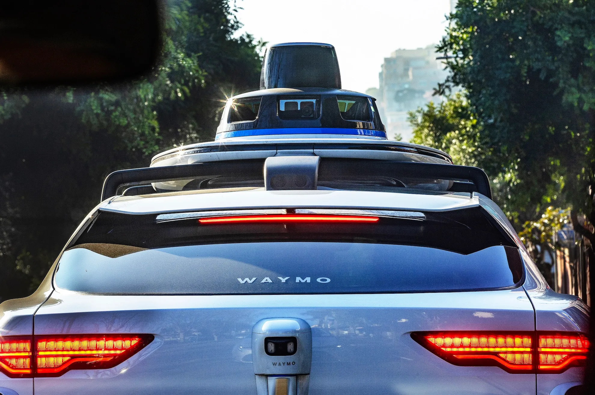 Компанії, що розробляють роботаксі, відмовляються розкрити, як часто їхні безпілотні автівки потребують віддаленої допомоги