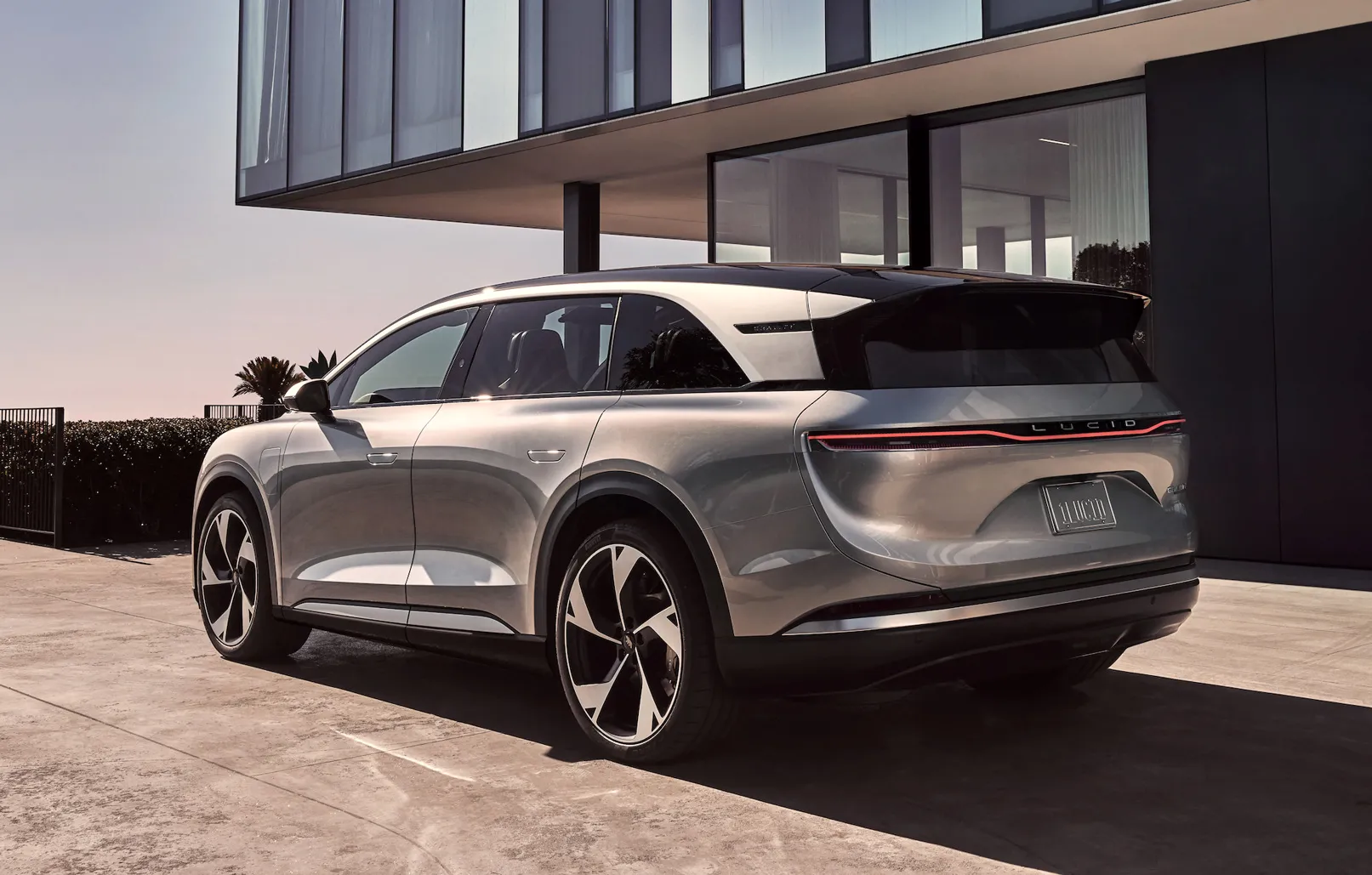 Lucid Motors відкликає понад 4000 кросоверів Gravity через неправильно приварені паски безпеки