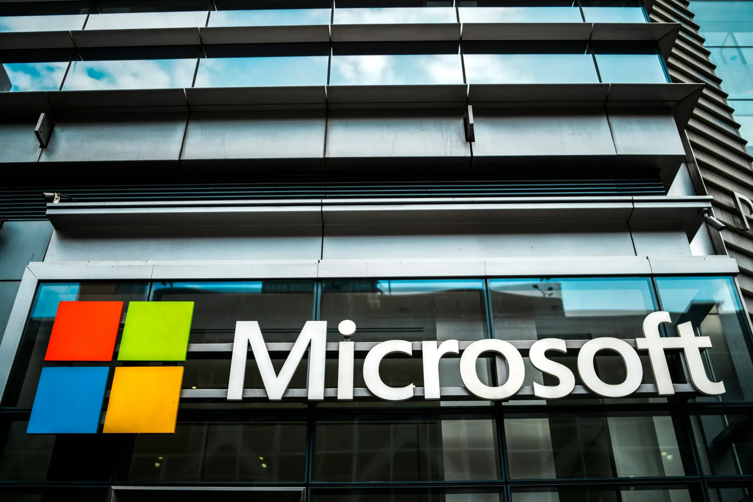 Microsoft офіційно закриває свій застосунок Outlook Lite наступного місяця